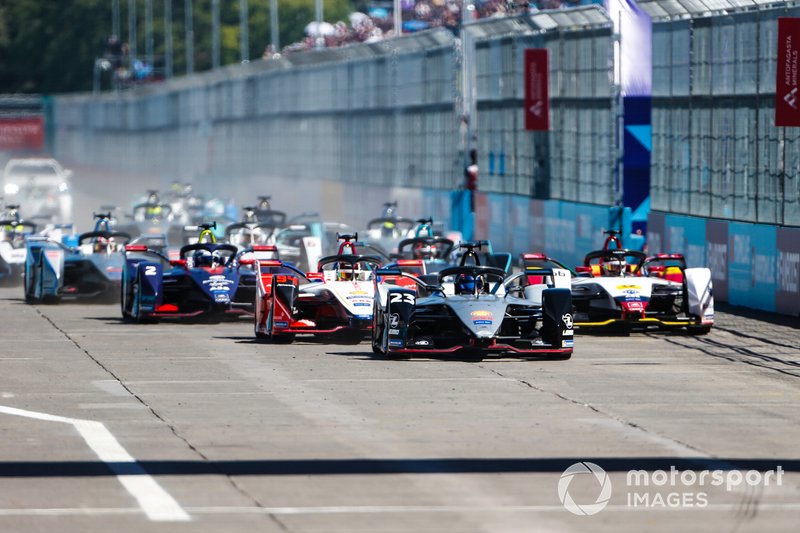 Sébastien Buemi, Nissan e.Dams, Nissan IMO1, Pascal Wehrlein, Mahindra Racing, M5 Electro, Daniel Abt, Audi Sport ABT Schaeffler, Audi e-tron FE05, Sam Bird, Envision Virgin Racing, Audi e-tron FE05, si dirigono in curva 1 dopo la partenza