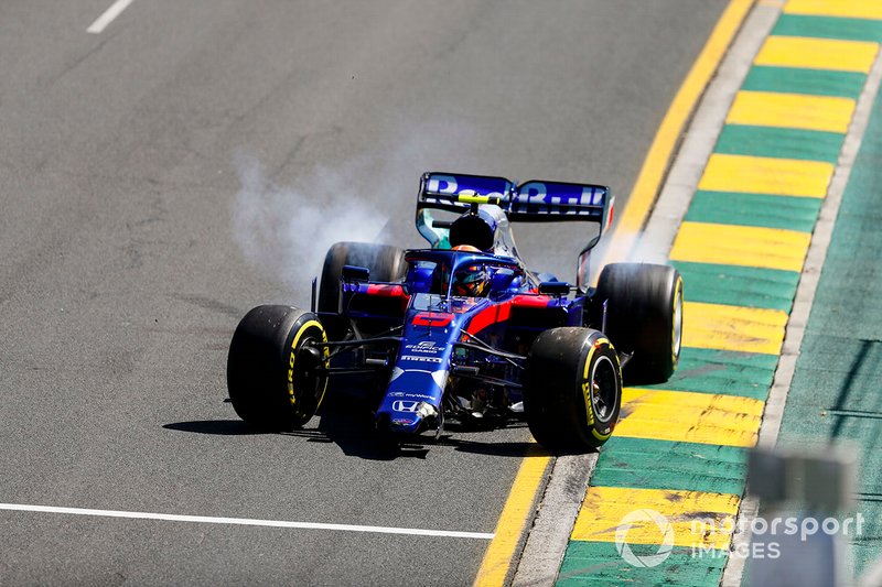 Alexander Albon, Toro Rosso STR14 con l'ala anteriore rotta dopo il testacoda
