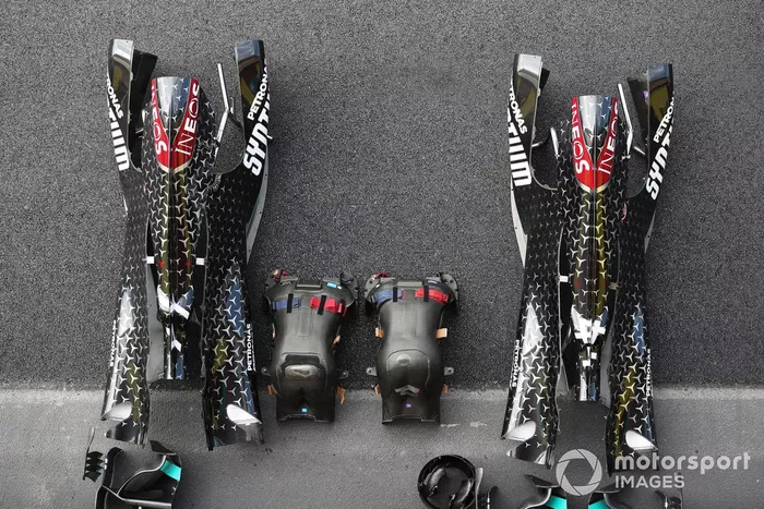 Cubierta motor, asiento y carrocería del coche de Lewis Hamilton Mercedes F1 W11 EQ Performance y Valtteri Bottas Mercedes F1 W11 EQ Performance