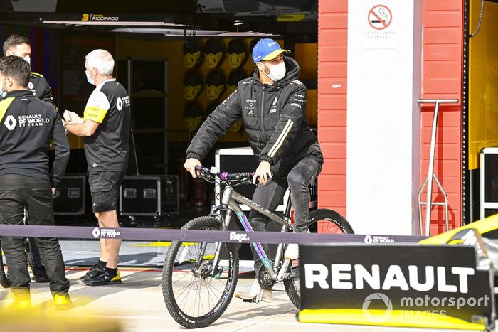 Daniel Ricciardo, Renault F1, en bici