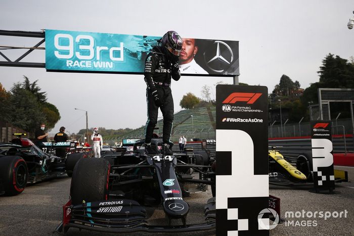 Ganador Lewis Hamilton, Mercedes-AMG F1 celebra en Parc Ferme 