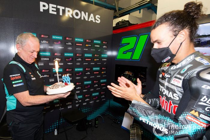 Franco Morbidelli, y el jefe del equipo Petronas Yamaha SRT, Ramón Forcada, celebran la carrera número 500