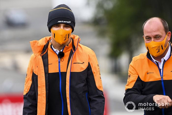 Lando Norris, McLaren camina por el circuito