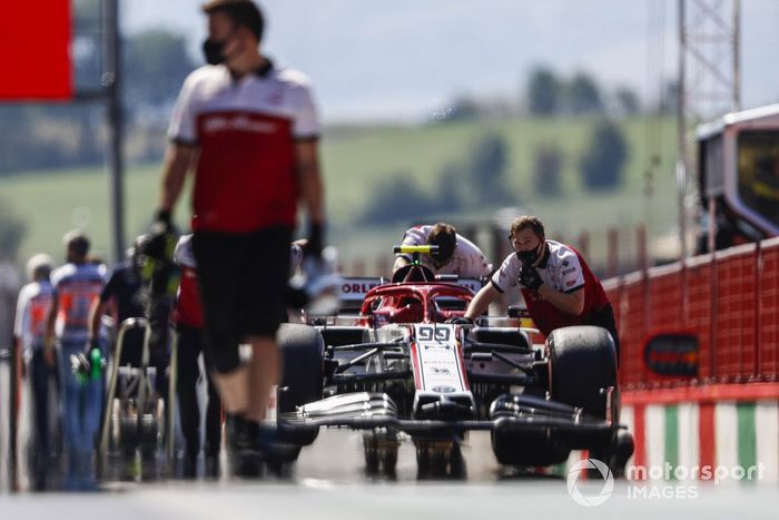 Los mecánicos mueven el monoplaza de Antonio Giovinazzi, Alfa Romeo Racing C39