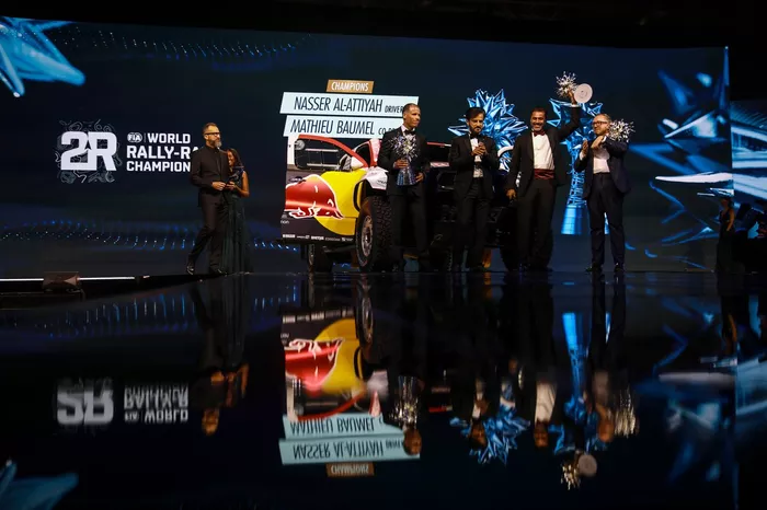 Mathieu Baumel, copiloto del Campeón del Campeonato del Mundo de Rally-Raid de la FIA, Mohammed Ben Sulayem, Presidente de la FIA, Nasser Al-Attiya, Campeón del Campeonato del Mundo de Rally-Raid de la FIA, y Andrea Carlucci Andrea, Toyota Gazoo Racing, Fabricante del Campeonato del Mundo de Rally-Raid de la FIA.