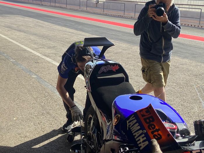 Detalle de la moto de Yamaha M1 con el nuevo alerón en el colín