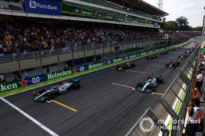 George Russell, Mercedes W13, Lewis Hamilton, Mercedes W13, Max Verstappen, Red Bull Racing RB18, Sergio Pérez, Red Bull Racing RB18, Carlos Sainz, Ferrari F1-75, el resto de la parrilla de salida