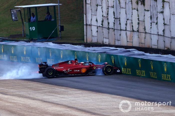 Charles Leclerc, Ferrari F1-75, golpea la barrera