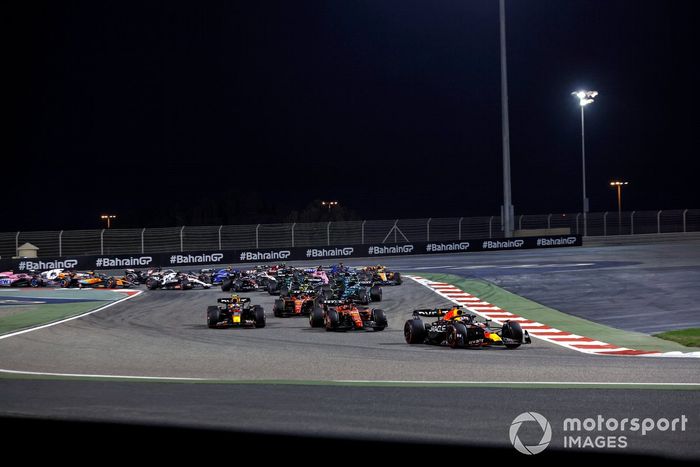 Max Verstappen, Red Bull Racing RB19, Charles Leclerc, Ferrari SF-23, Sergio Pérez, Red Bull Racing RB19, Carlos Sainz, Ferrari SF-23, Fernando Alonso, Aston Martin AMR23, el resto de la parrilla en la primera vuelta.
