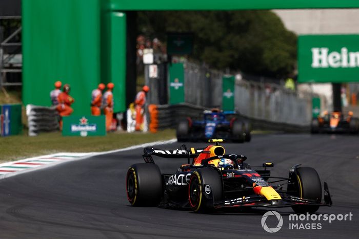 Sergio Pérez, Red Bull Racing RB19, Alex Albon, Williams FW45