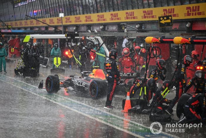 Sergio Pérez, Red Bull Racing RB19, sale de su box