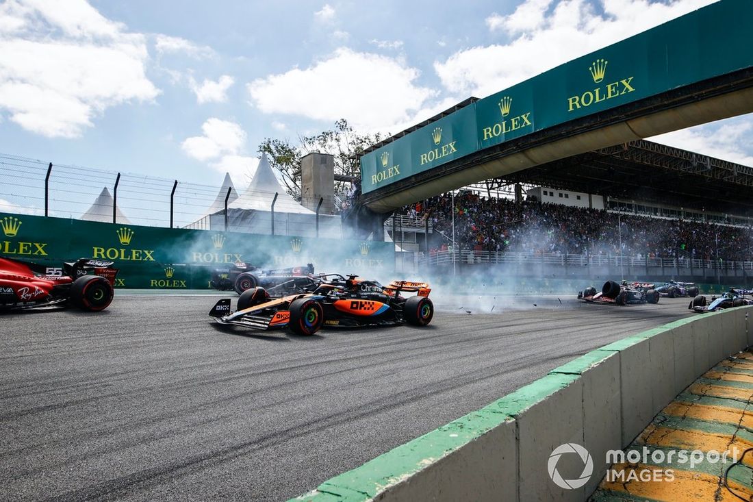 Oscar Piastri, McLaren MCL60, Nico Hulkenberg, Haas VF-23, y Kevin Magnussen, Haas VF-23, Alex Albon, Williams FW45, se caen en la salida.