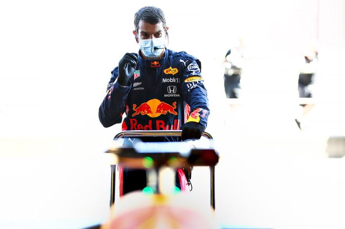 Chris Gent trabaja en el box de Red Bull