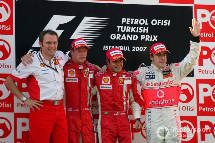 Podio: Stefano Domenicali, Gerente de Operaciones de F1 de Ferrari, segundo lugar Kimi Raikkonen, Ferrari, ganador Felipe Massa, Ferrari y tercer lugar Fernando Alonso, McLaren