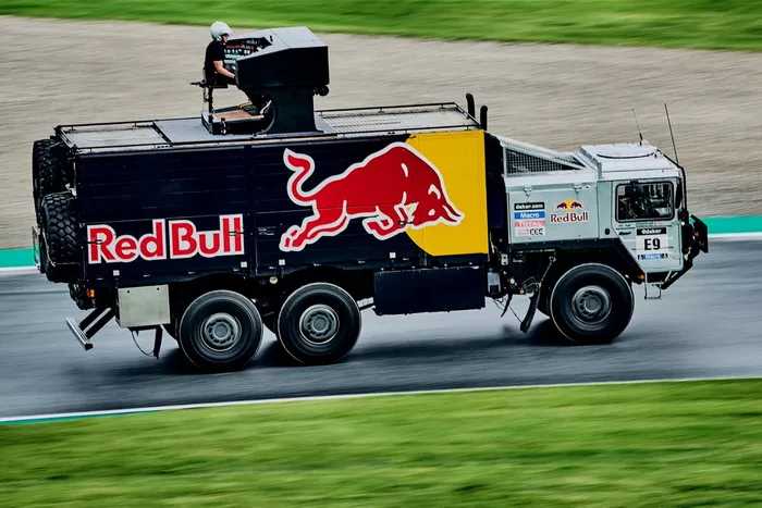 Cameron Carpenter toca en directo en un camión del Dakar pilotado por  Matthias Walkner