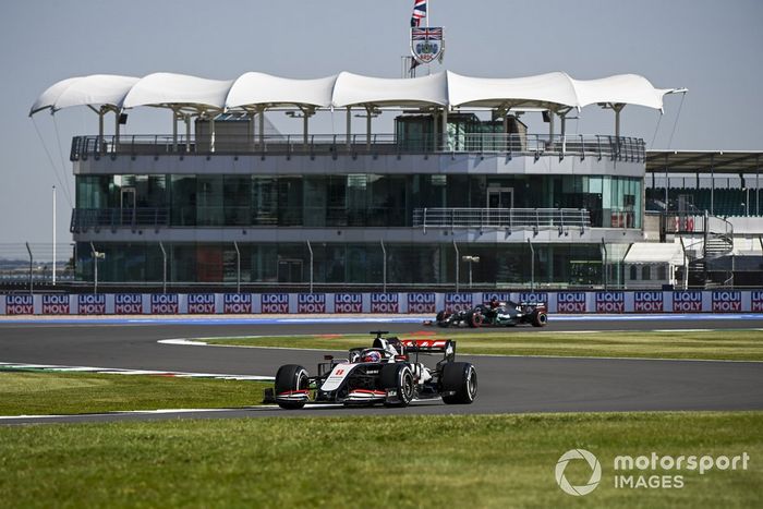 Romain Grosjean, Haas VF-20, Lewis Hamilton, Mercedes F1 W11