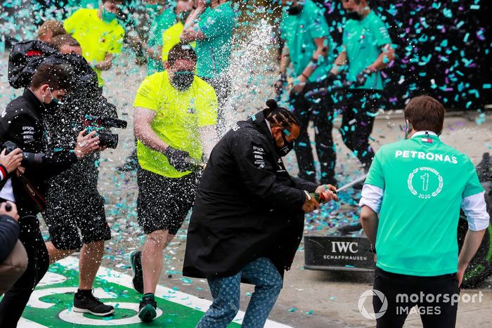 Lewis Hamilton, Mercedes-AMG F1 y el equipo de Mercedes celebran después de haber conseguido el séptimo título del campeonato mundial de pilotos