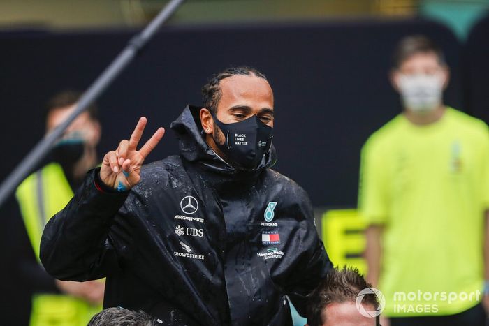 Lewis Hamilton, Mercedes-AMG F1 y el equipo de Mercedes celebran después de haber conseguido el séptimo título del campeonato mundial de pilotos