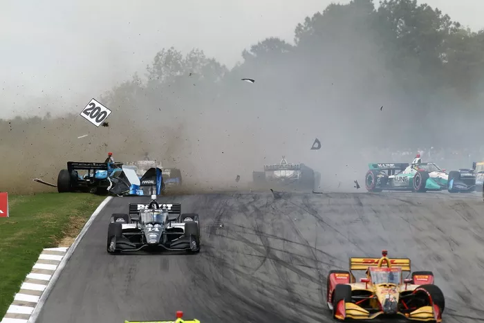 Choque en la salida de  Max Chilton, Carlin Racing Chevrolet