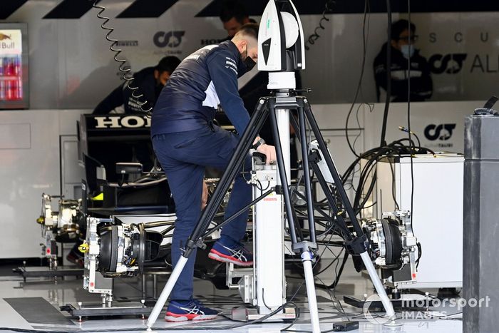 Un mecánico de AlphaTauri