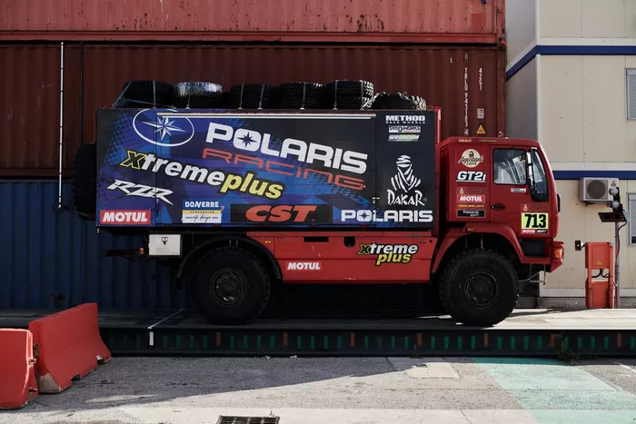 Embarque del Dakar 2021 en Marsella