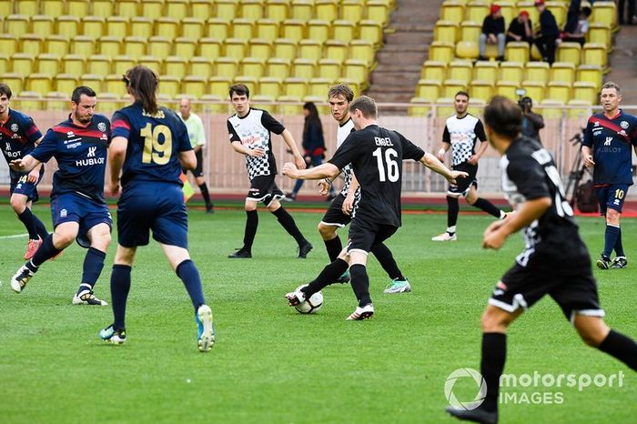 Charles Leclerc, Pierre Gasly, Maro Engel y Felipe Massa jugando a fútbol
