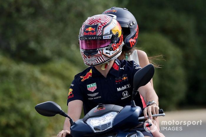 Pierre Gasly, Red Bull Racing, en un scooter con su novia Caterina Masetti Zannini