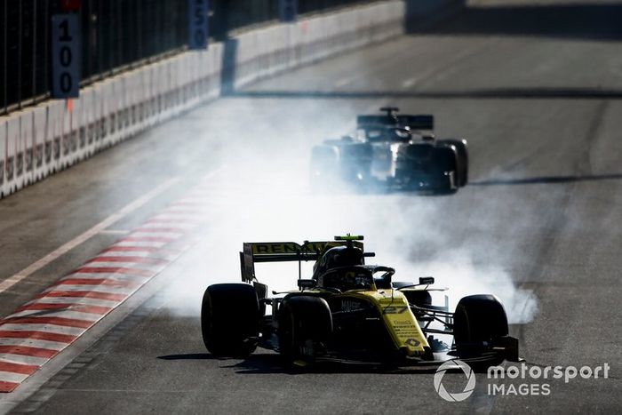 Nico Hulkenberg, Renault R.S. 19 locks up going in to turn 1
