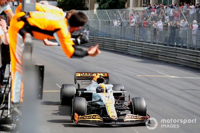 Lando Norris, McLaren MCL35M, 3ª posición, cruza la línea de meta para alegría de su equipo en el muro de boxes