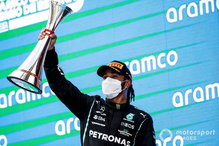 Podio: ganador de la carrera Lewis Hamilton, Mercedes