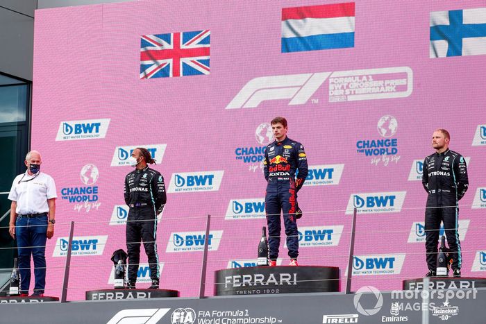Podio: Helmut Marko, Consultor de Red Bull Racing,  ganador de la carrera Max Verstappen, segundo lugar Lewis Hamilton, Mercedes, tercer lugar Valtteri Bottas, Mercedes