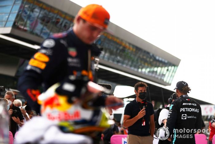 Lewis Hamilton, Mercedes, 2ª posición, es entrevistado en Parc Ferme