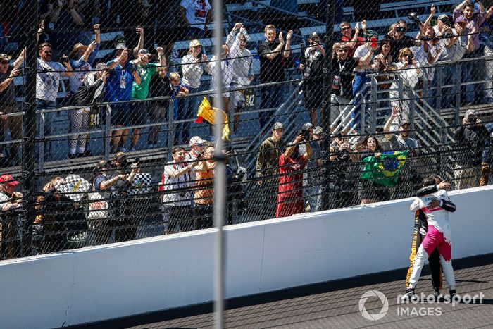 Ganador Helio Castroneves, Meyer Shank Racing Honda celebra con Juan Pablo Montoya, Arrow McLaren SP Chevrolet