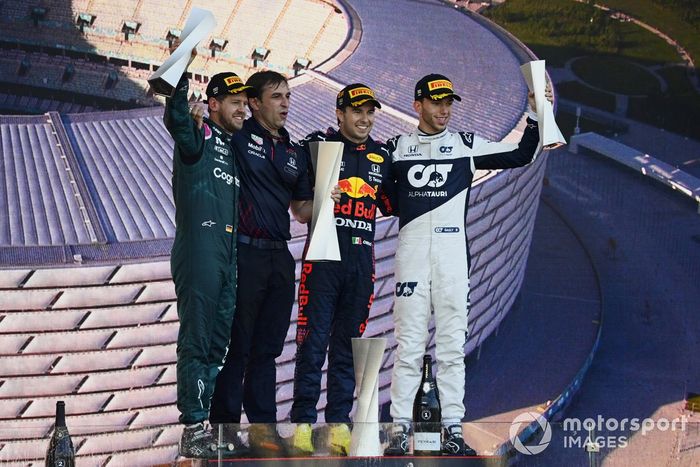 Podio: segundo lugar Sebastian Vettel, Aston Martin, ganador de la carrera Sergio Pérez, Red Bull Racing, tercer lugar Pierre Gasly, AlphaTauri
