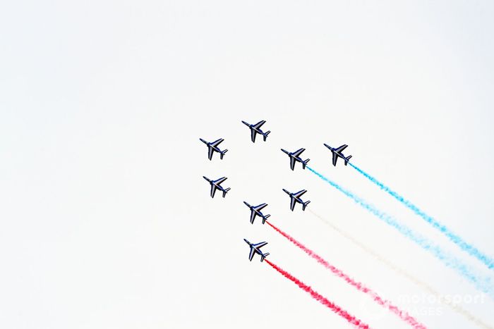El equipo de exhibición del Armee de l'Air et Espace, La Patrouille de France, pasan por el circuito