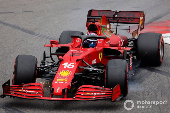 Charles Leclerc, Ferrari SF21 con daños después de tocar la barrera