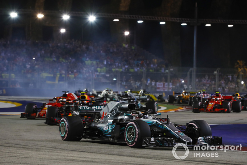 Lewis Hamilton, Mercedes AMG F1 W09 EQ Power+, precede Sebastian Vettel, Ferrari SF71H, Max Verstappen, Red Bull Racing RB14, Valtteri Bottas, Mercedes AMG F1 W09 EQ Power+, e il resto del gruppo, alla partenza