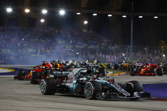Lewis Hamilton, Mercedes AMG F1 W09 EQ Power+, leads Sebastian Vettel, Ferrari SF71H, Max Verstappen, Red Bull Racing RB14, Valtteri Bottas, Mercedes AMG F1 W09 EQ Power+, and the rest of the field at the start