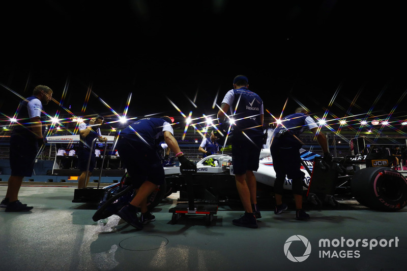 Ingegneri in pit lane con Sergey Sirotkin, Williams FW41