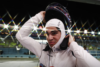Lance Stroll, Williams Racing puts on his helmet in the pit lane