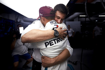 Toto Wolff, Direttore Esecutivo (Business), Mercedes AMG, and Lewis Hamilton, Mercedes AMG F1, festeggiano la pole