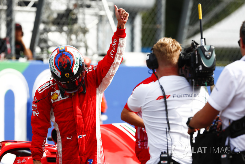Il polesitter Kimi Raikkonen, Ferrari, festeggia