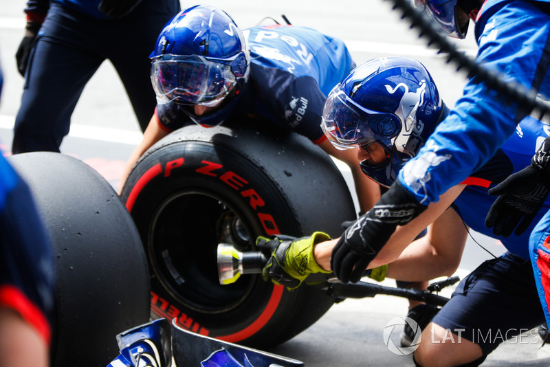 Toro Rosso engineers conduct a pit stop