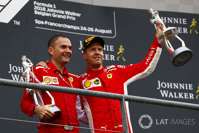 Zwycięzca Sebastian Vettel, Ferrari, świętuje na podium