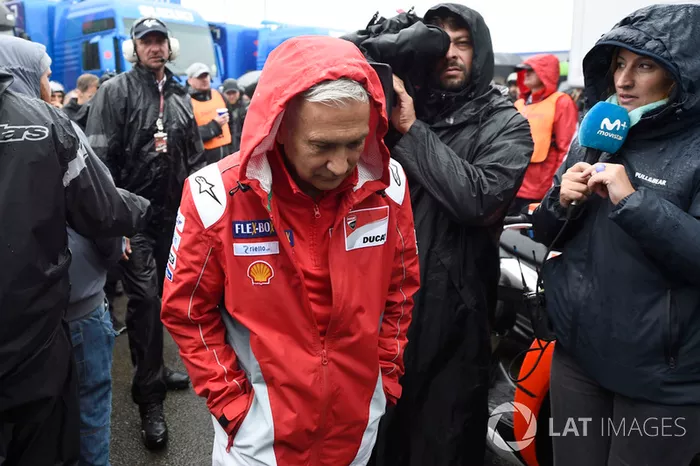 Davide Tardozzi, Team manager Ducati Team,saliendo de la reunión de seguridad