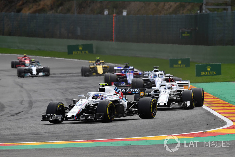 Sergey Sirotkin, Williams FW41 leads Marcus Ericsson, Sauber C37