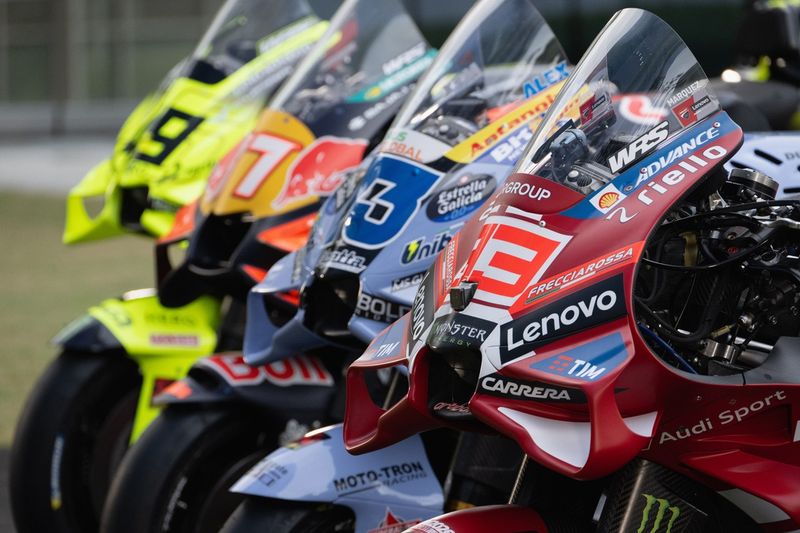 Les MotoGP réunies pour la photo de famille