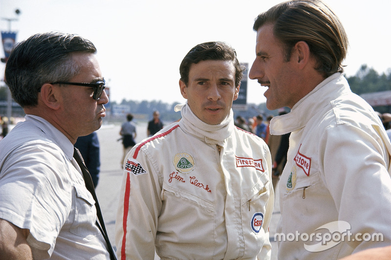 Pilotos de Lotus Jim Clark y Graham Hill con Walter Hayes, ejecutivo de relaciones públicas de Ford