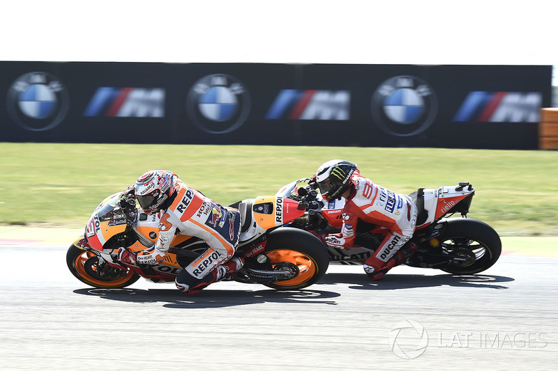 Después de liderar 16 vueltas, al seis del final Marc Márquez adelantó a Lorenzo, al que finalmente también pasaría Dani Pedrosa a dos giros de la conclusión del GP de Aragón 2017