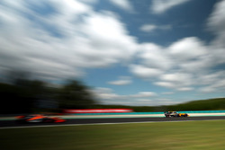 Jolyon Palmer, Renault Sport F1 Team RS17, Stoffel Vandoorne, McLaren MCL32